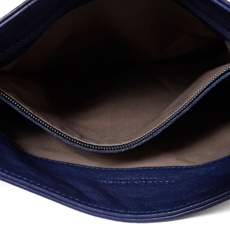 Bottega Veneta/葆蝶家 特价 藏蓝色皮质编织男士斜挎包 牛皮276356
