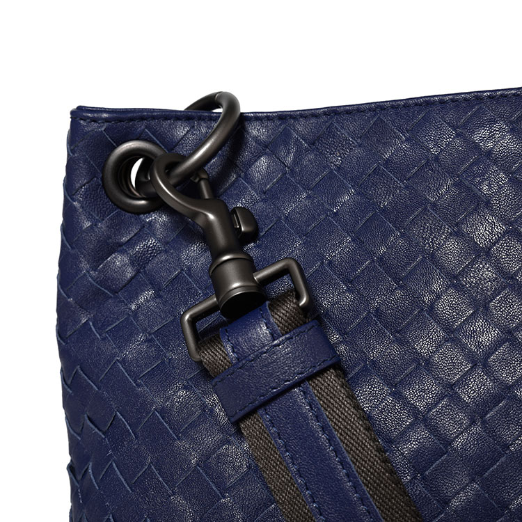 Bottega Veneta/葆蝶家 特价 藏蓝色皮质编织男士斜挎包 牛皮276356