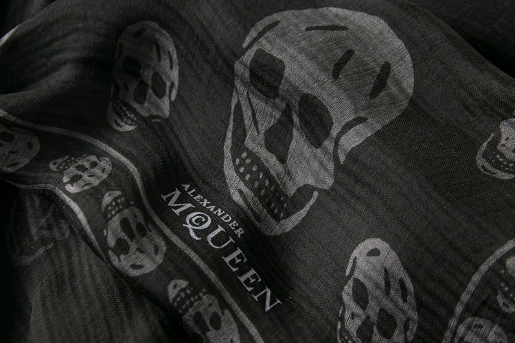 Alexander McQueen/亚历山大麦昆 秋冬新款麦昆经典真丝雪纺骷髅围巾丝巾黑/灰